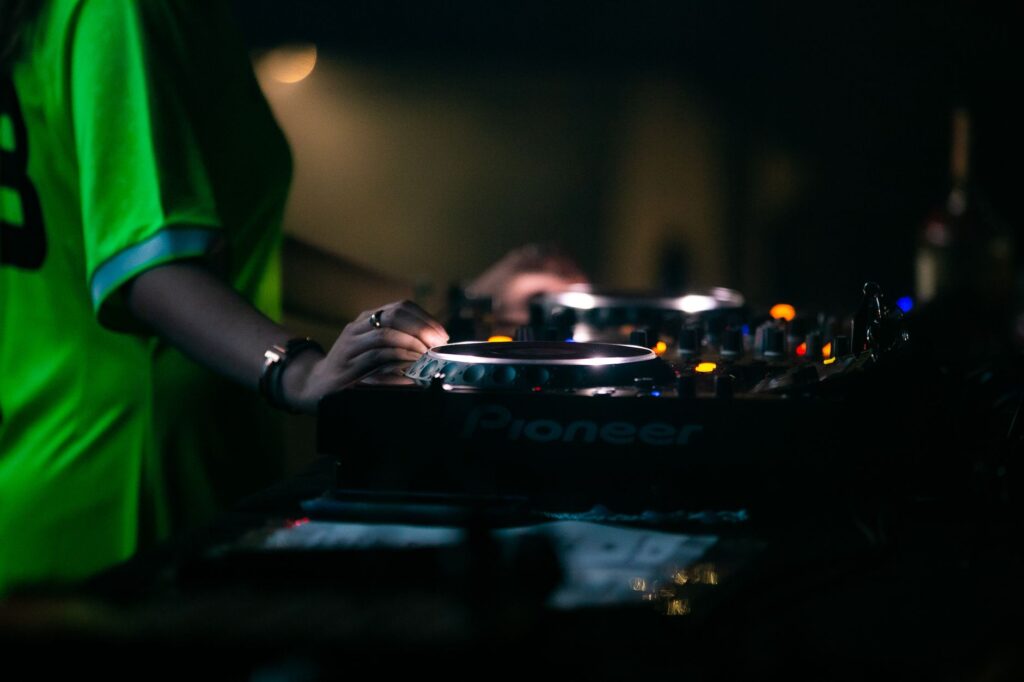Sammy Virji brings UKG back to the Brooklyn waterfront — dj performing live analog turntables club strobe lights dynamic motion