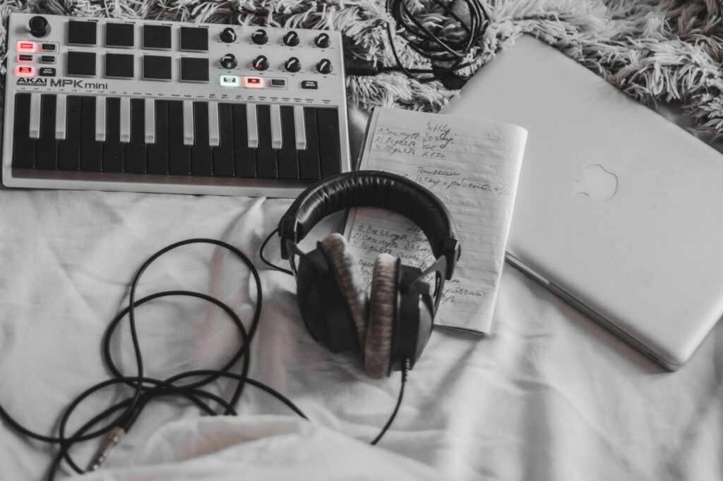 How Avicii built a beautiful prison with a single loop โ bedroom music producer studio night glow